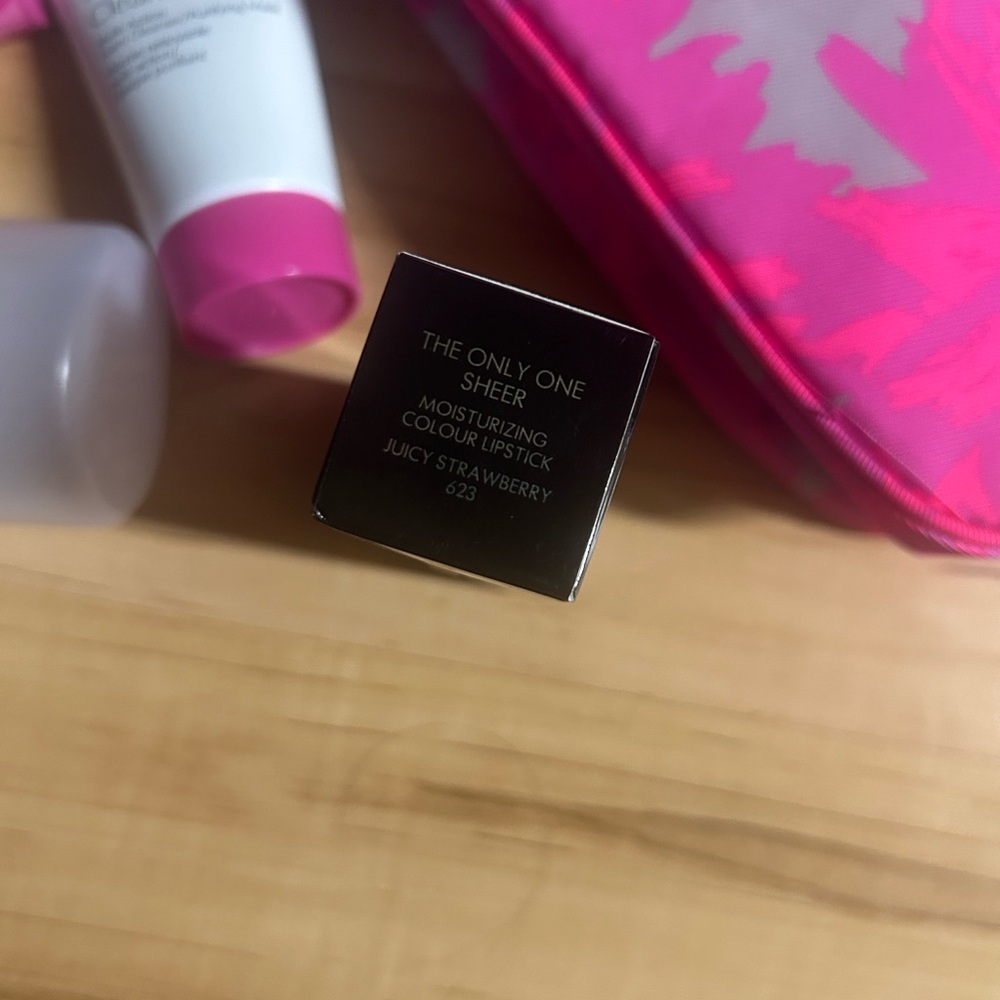 Estée Lauder pink train cosmetic bag + goodies - Picture 4 of 5